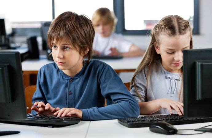 认真学习编程的孩子