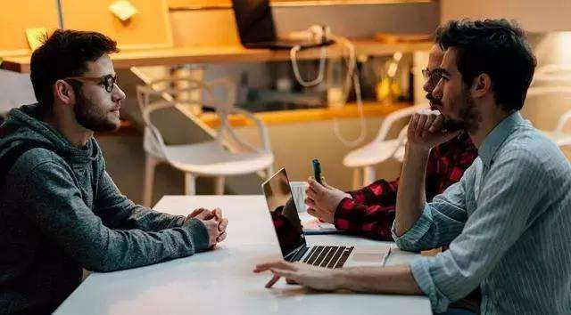 互相讨论的码农